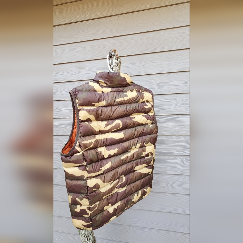 Black Rivet Rust Puffer Vest - Picture 2 of 4